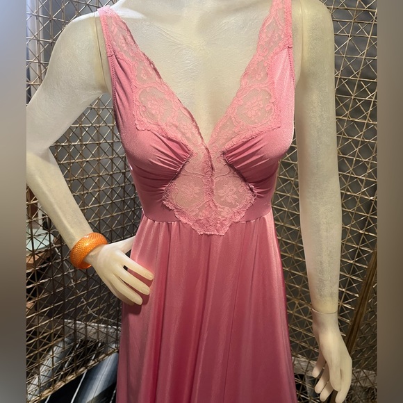 Rare vintage 1970’s pink Olga body silk nightgown - Picture 2 of 7
